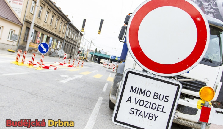 Pod viaduktem se už jezdí, křižovatka doznala změn