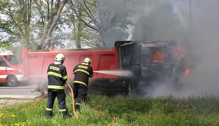 Nedaleko Lišova hořela tatra převážející asfaltovou směs