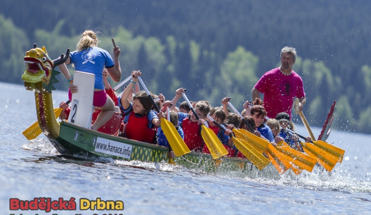 FOTO: Závody dračích lodí ovládla posádka Průtrž dračen