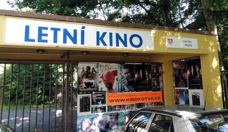 Letní kino bude až do rekonstrukce parku promítat zdarma