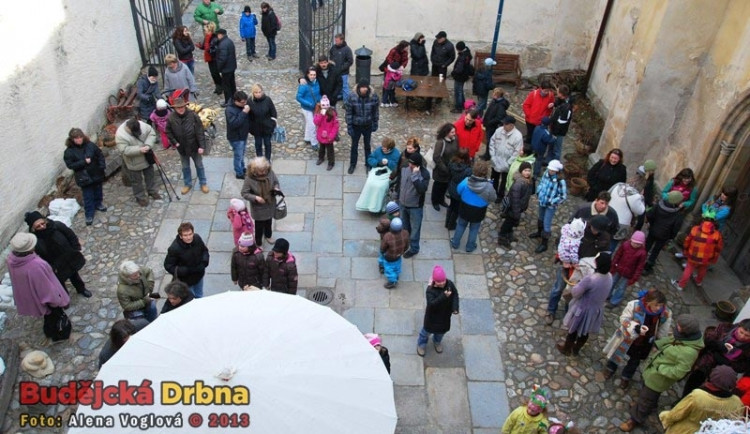 Divadelníci vystupují na podporu svého kamaráda a kolegy