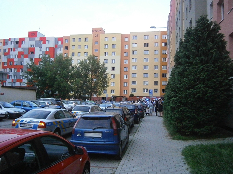 Nedělní večer ve znamení nepokojů na sídlišti Máj