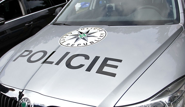 Předjížděl přes dvojitou čáru, náraz odnesla rodina