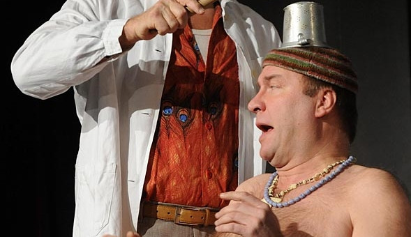 Vtipná komedie zvítězila nad dusnem v divadle