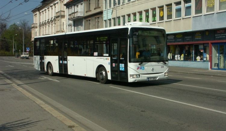 Autobus ze zastávky neodjel, řidič náhle zemřel