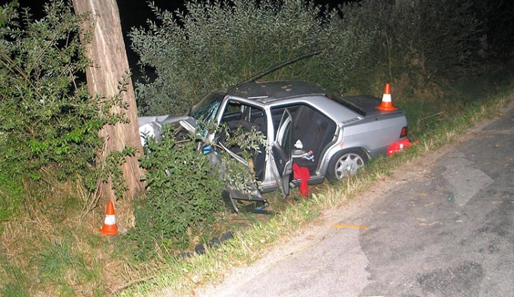 Mercedes vylétl u Vidova ze silnice a narazil do stromu