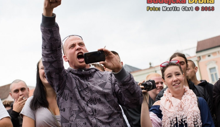 Na trase pochodu se objevily protestní nápisy
