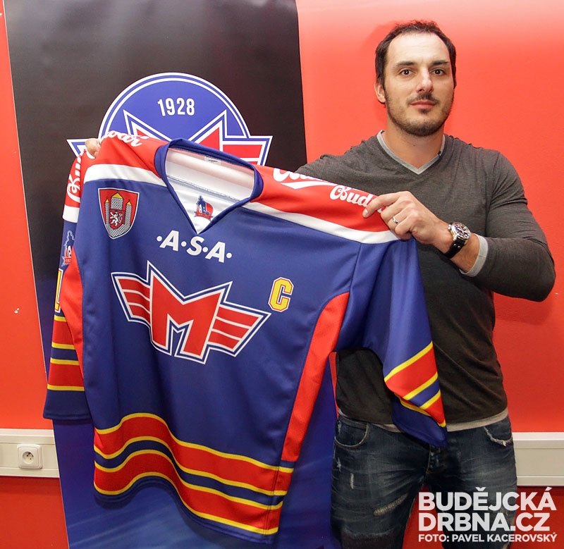 Aleš Kotalík s dresem, ve kterém Budějčáci nastoupí ve středu proti Havlíčkovu Brodu