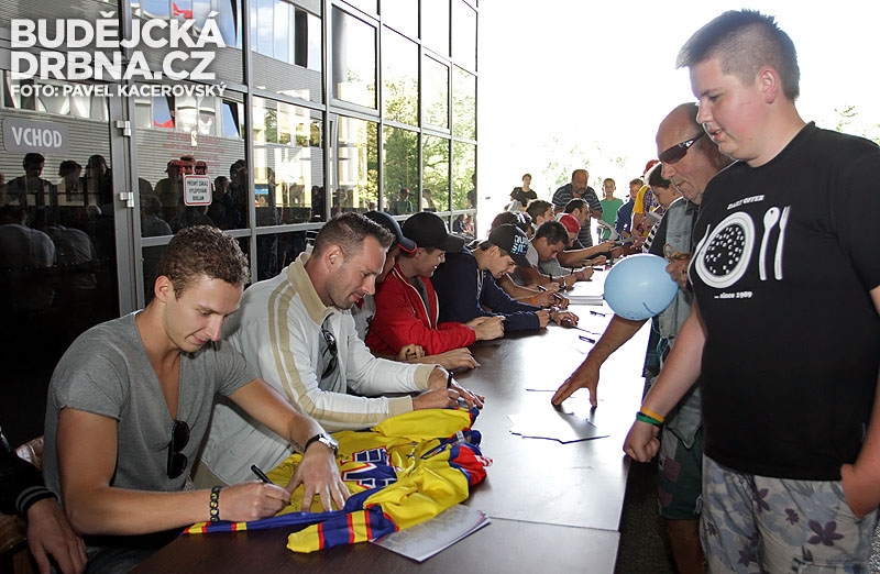 V pondělí odpoledne si přišlo pro podpisy hráčů Motru několik stovek fanoušků
