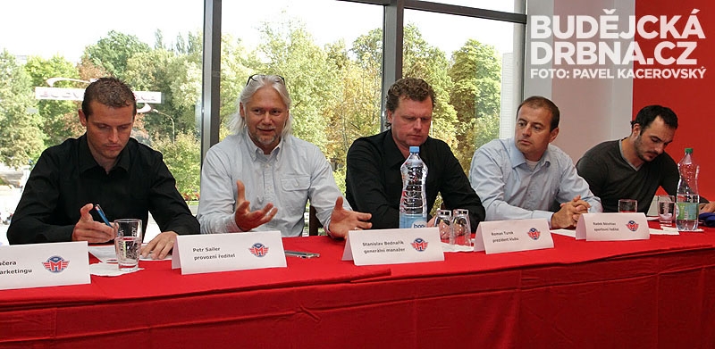 Vedení HC Motor České Budějovice - zleva Petr Sailer, Stanislav Bednařík, Roman Turek, Radek Bělohlav a kapitán Aleš Kotalík