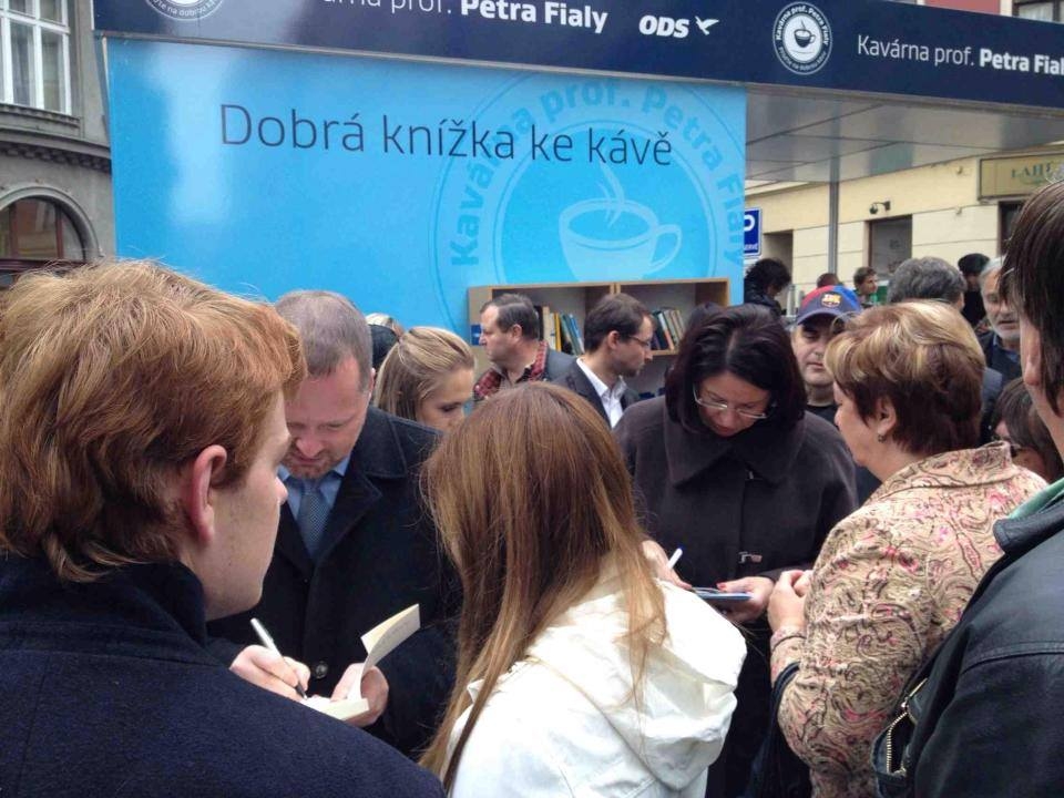 Petr Fiala a Miroslava Němcová se podepisují fanouškům,