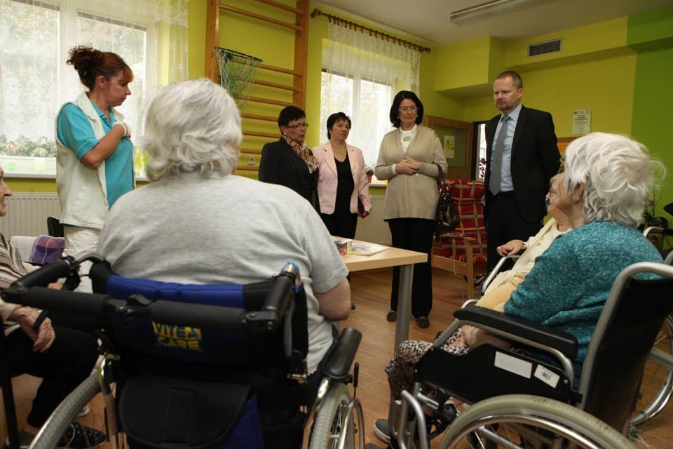 Miroslava Němcová a Petr Fiala v domě seniorů