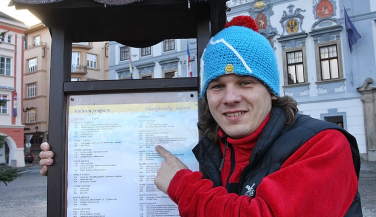 Vánoce neslaví. Díky tomu se snaží bavit ostatní
