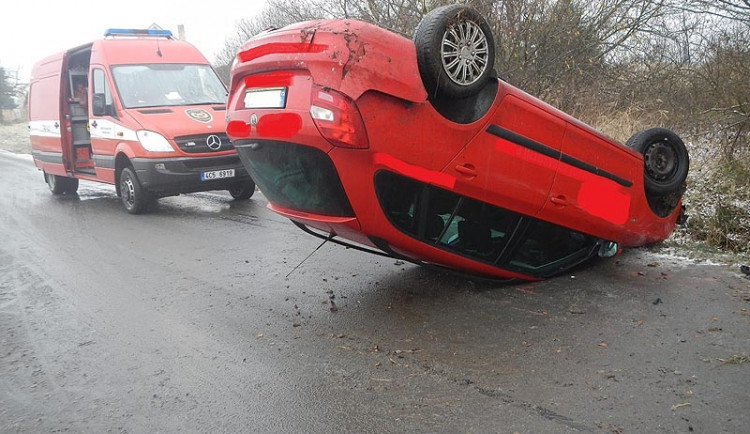 Silnice kloužou, kvůli náledí skončila fabia na střeše