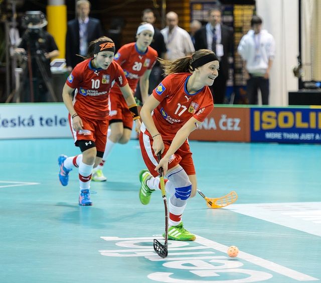 Hráčky české florbalové reprezentace v duelu se Švýcarskem. Ilustrační foto. Zdroj: WFC2013