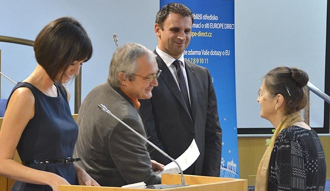 Senioři se budou s vnoučaty učit cizím jazykům