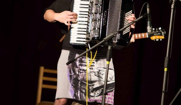 Radůza ráda cestovala a na jídlo si vydělávala hraním