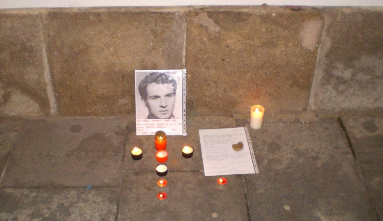 Budějčáci u radnice vzpomínají na Jana Palacha