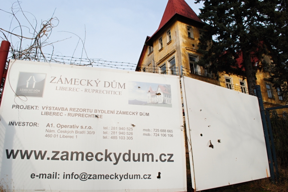 Vjezd do bývalého učiliště. Stále je tu cedule s novým projektem. Investor už ale neexistuje.