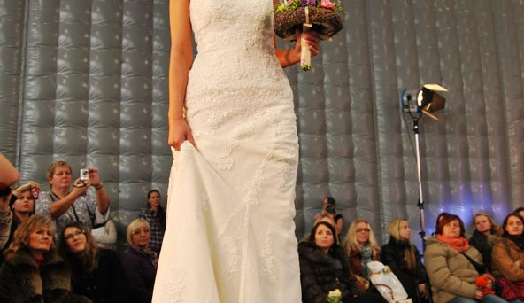 Letošní sezoně budou dominovat bílé svatební šaty