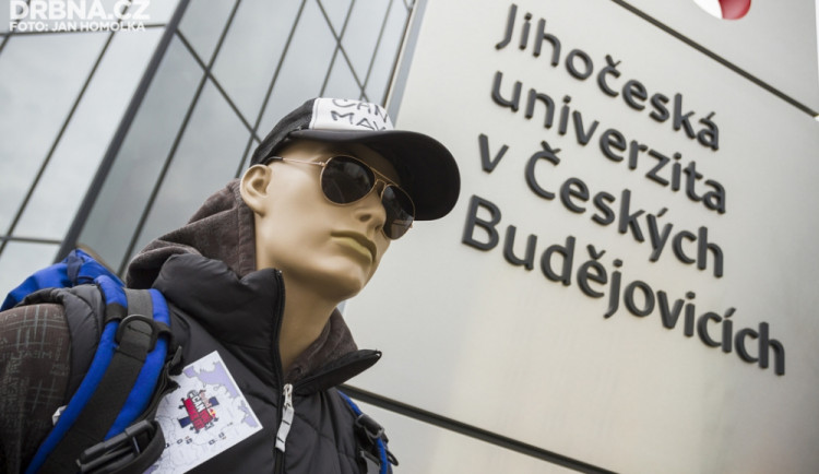 Procestujte Evropu a plaťte jenom plechovkami Red Bullu