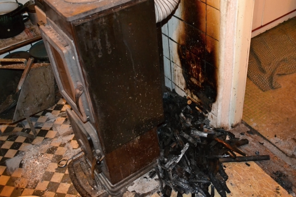 Hromada dříví se vzňala od kamen. Foto: HZSLK