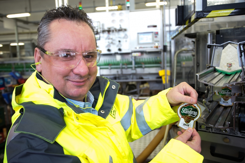 Vrchní sládek a ředitel pivovaru Milan Schramm drží v ruce etiketu novinky, foto: Starobrno