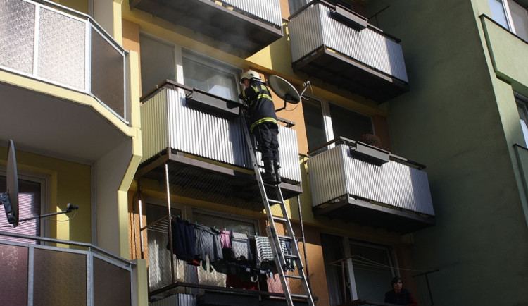 Usnul při vaření, z paneláku se valil kouř