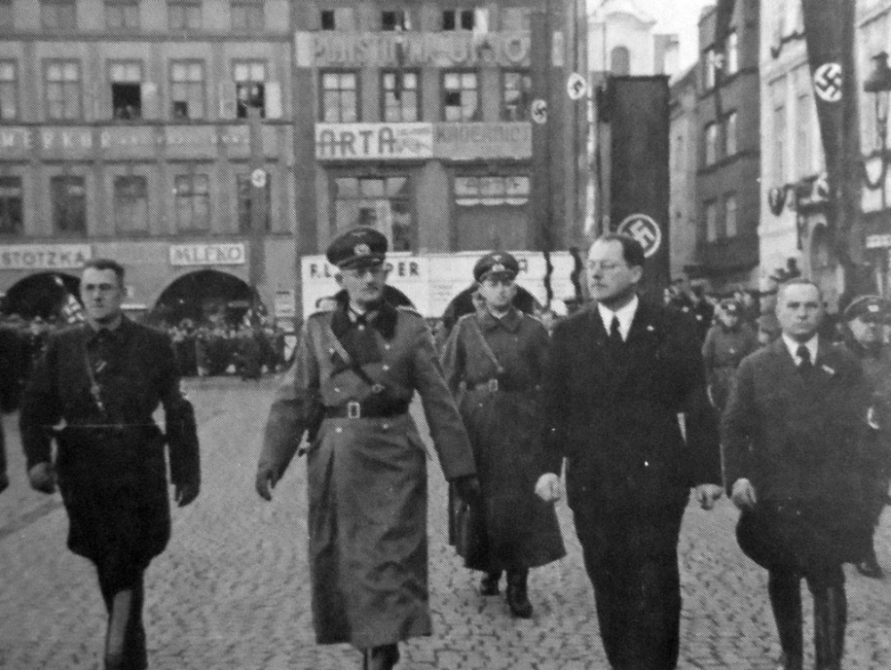 Generál Weichs s Hansem Westenem po pravici a Friedrichem Davidem po levici na českobudějovickém náměstí 18. března 1939