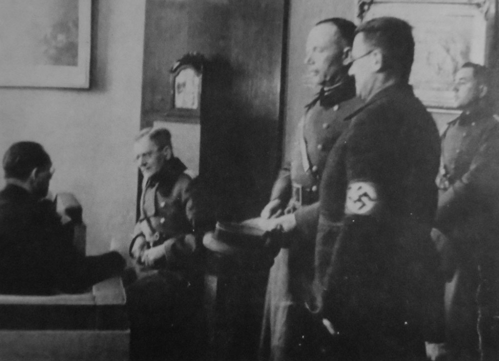 Nacisté přebírají moc na budějovické radnici. S hákovým křížem na rukávu Westen, sedící zády k fotografovi David
