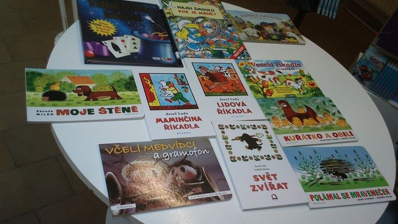 Knihy, se kterými byl zadržen. Foto: MP Liberec