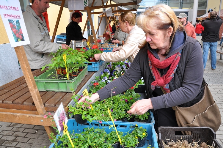Slavnostní zahájení farmářských trhů proběhlo v pátek. Foto: Jan Král