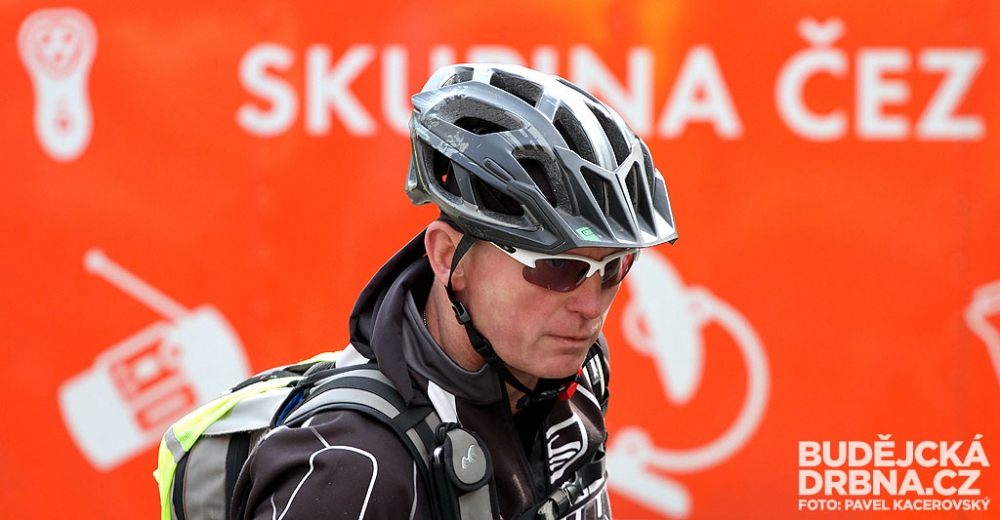 Cyklisté se sešli pod chladicími věžemi Jaderné elektrárny Temelín