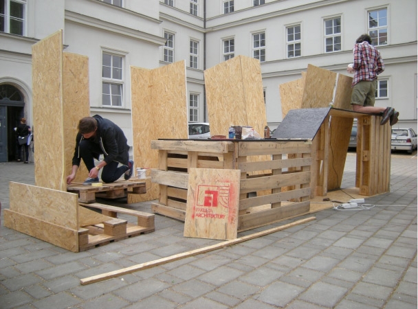 Stavba pavilonu na dvoře Fakulty architektury probíhala formou studentského workshopu, foto: Pavel Stříteský