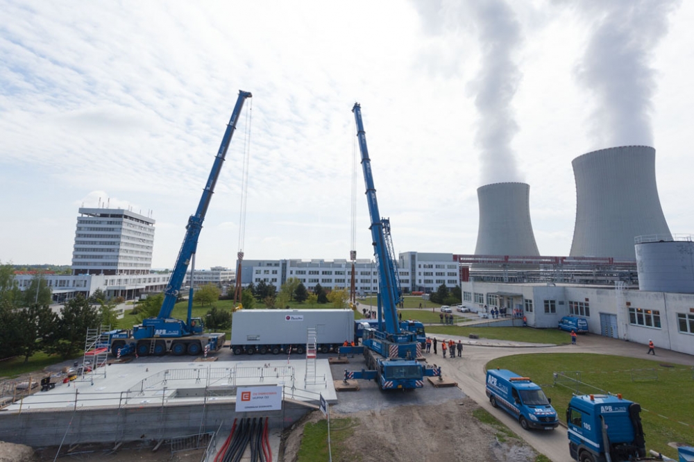 Kontejner s dieselgenerátorem vážil 130 tun a na seizmicky odolnou desku ho usazovaly dva jeřáby