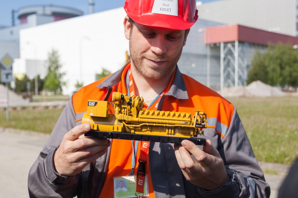 Manažer projektu Pavel Krejčí představuje model dieselgenerátoru