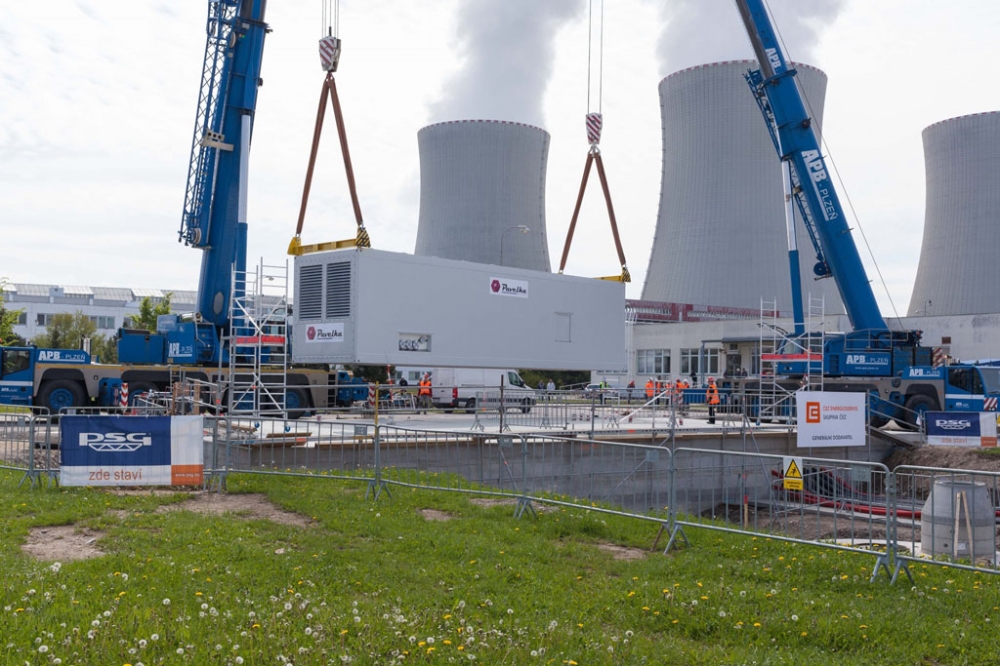 Necelou hodinu trval přesun dieselgenerátoru z kamionu na základovou desku