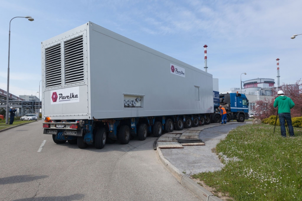 Skoro 25 metrů dlouhá transportní souprava se v areálu elektrrárny musela vypořádat i s ostrými zatáčkami