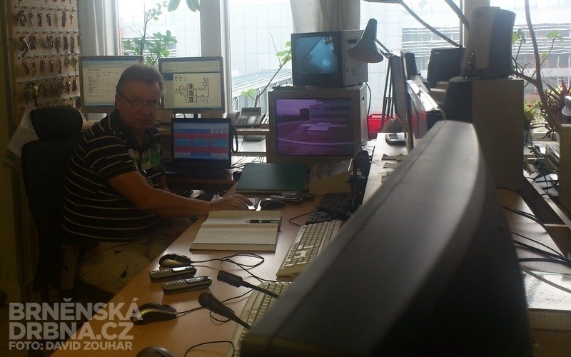 Pracovník technického dispečinku sleduje pomocí kamer přistávání vrtulníku, foto: Brněnská Drbna, David Zouhar