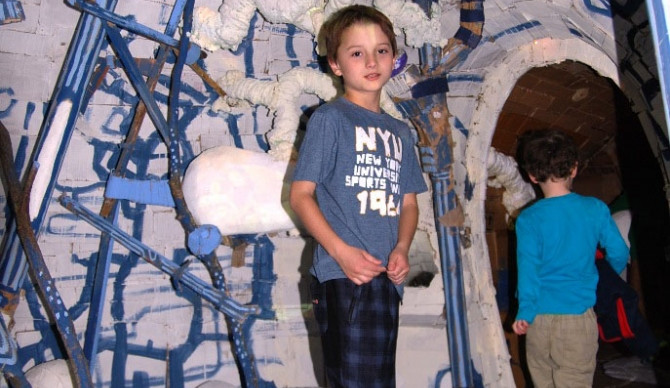 Nadšené děti si v Mraveništi hrají i na pilné včelky