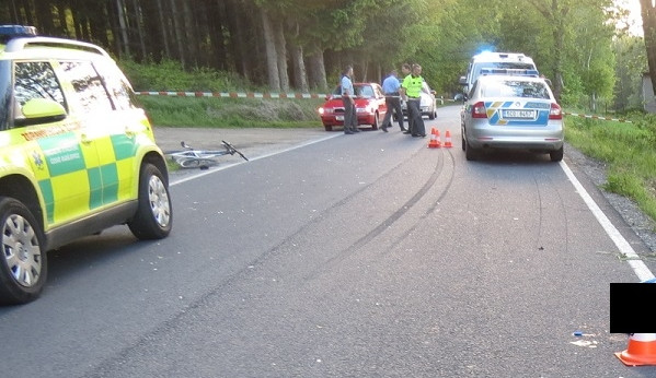 Čtrnáctiletý cyklista nedal renaultu přednost a na místě zemřel