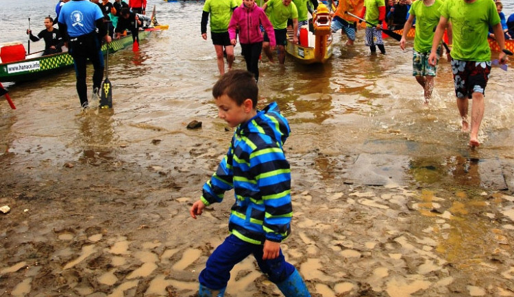 Posádky dračích lodí zápasily s vodou i blátem