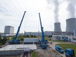 Kontejner s dieselgenerátorem vážil 130 tun a na seizmicky odolnou desku ho usazovaly dva jeřáby