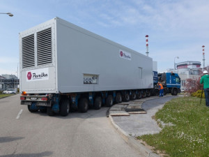 Skoro 25 metrů dlouhá transportní souprava se v areálu elektrrárny musela vypořádat i s ostrými zatáčkami