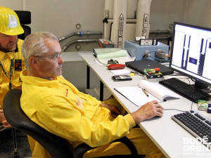 Kontrola ovládání zavážecího stroje se nachází mimo reaktorový sál