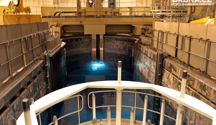 Před vlastní zavážkou byla funkčnost stroje ověřena pomocí imitátoru palivového souboru