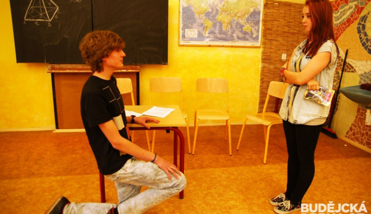 Místo her na počítači hrají žáci vlastní divadlo