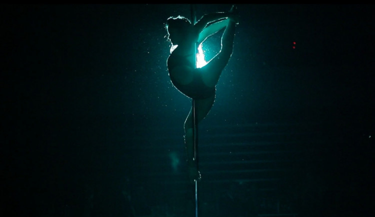 Pole dance není striptýz, ukazuje studentský dokument