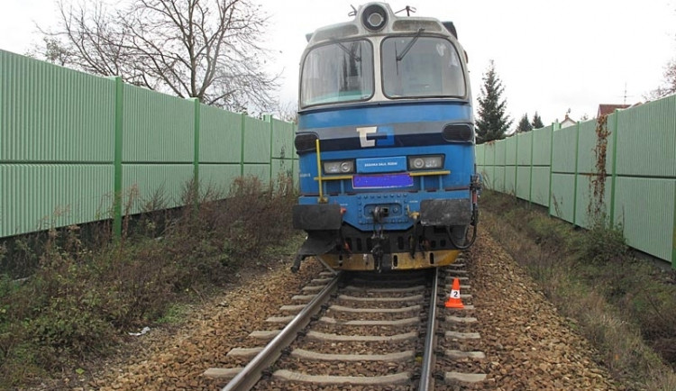 Mladík záměrně chodil po kolejích, aby ho srazil vlak