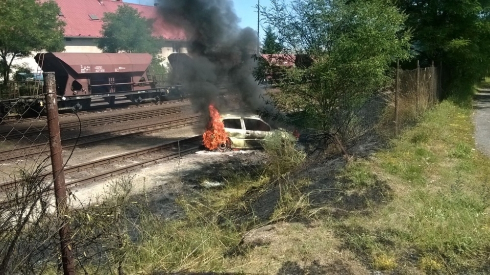 Auto zůstalo zaseknuté v kolejišti. Foto: HZSLK